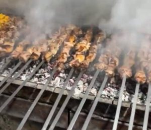 چنجه مخصوص با گوشت بره تازه و کشتار روز در کبابی عموسرالله جویبار_مشاغل ممتاز