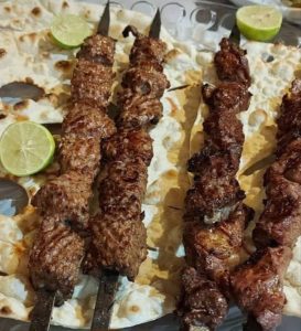 گوشت بره تازه و کشتار روز آماده برای تهیه انواع کباب‌ها در قصابی عمو سرالله-مشاغل ممتاز