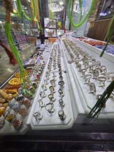 ویترین نقره‌جات متنوع در فروشگاه فریبرز رضایی شهر ری-مشاغل ممتاز