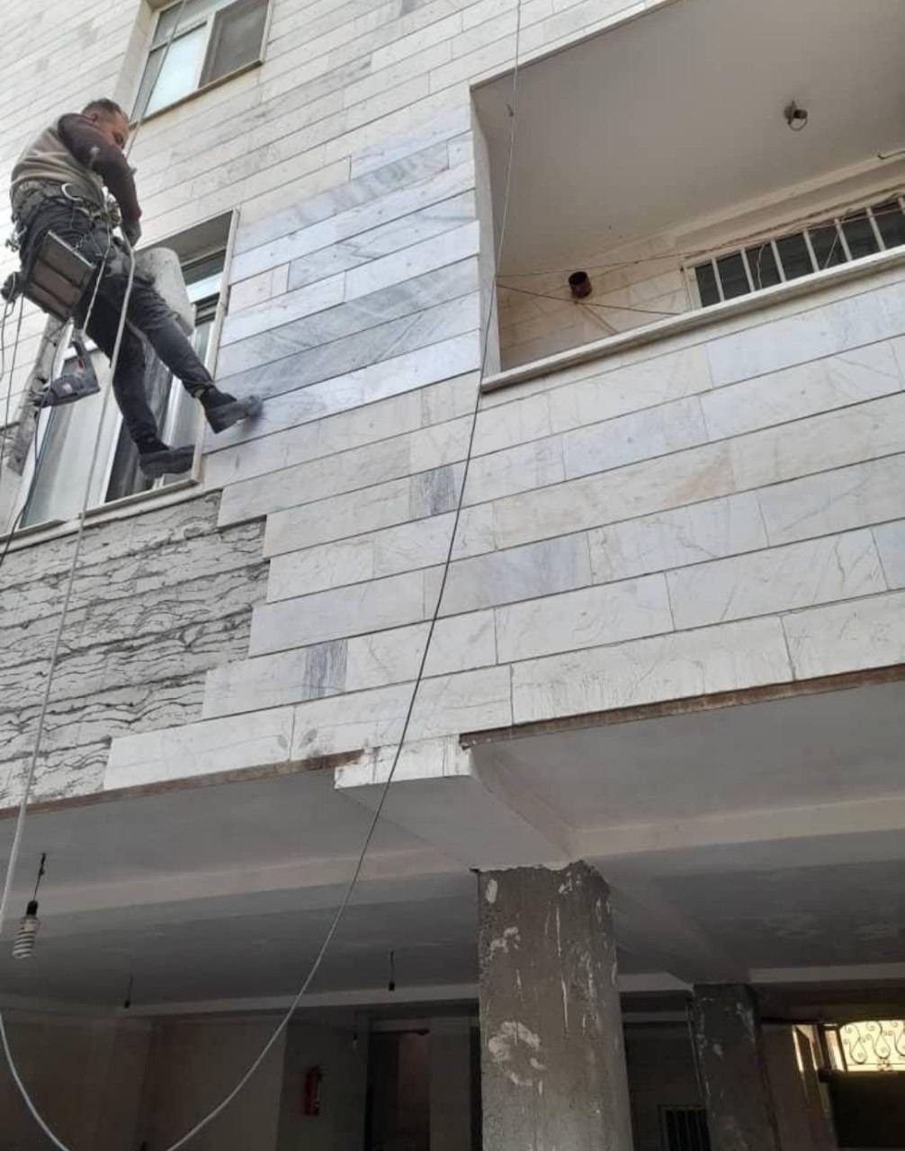 تصویر اجرا پیچ رولپلاک نما ساختمان اهورا در کرج توسط تیم اهورا-مشاغل ممتاز