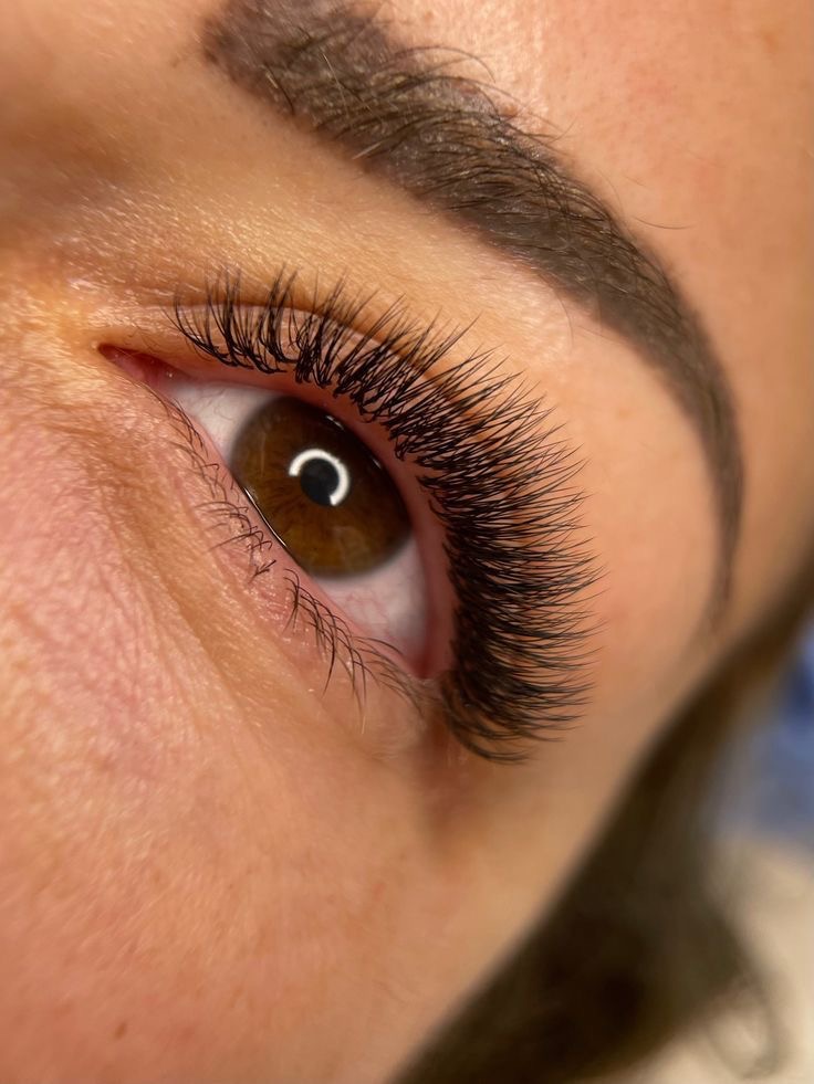نمونه کار اکستنشن مژه کلاسیک و والیوم در مرکز ترنم حاجی‌زاده تبریز-مشاغل ممتاز