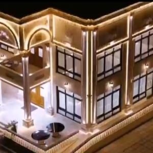 نمای بیرونی تالار عمارت خورشید در مشهد با معماری لوکس و نورپردازی شبانه – مشاغل ممتاز