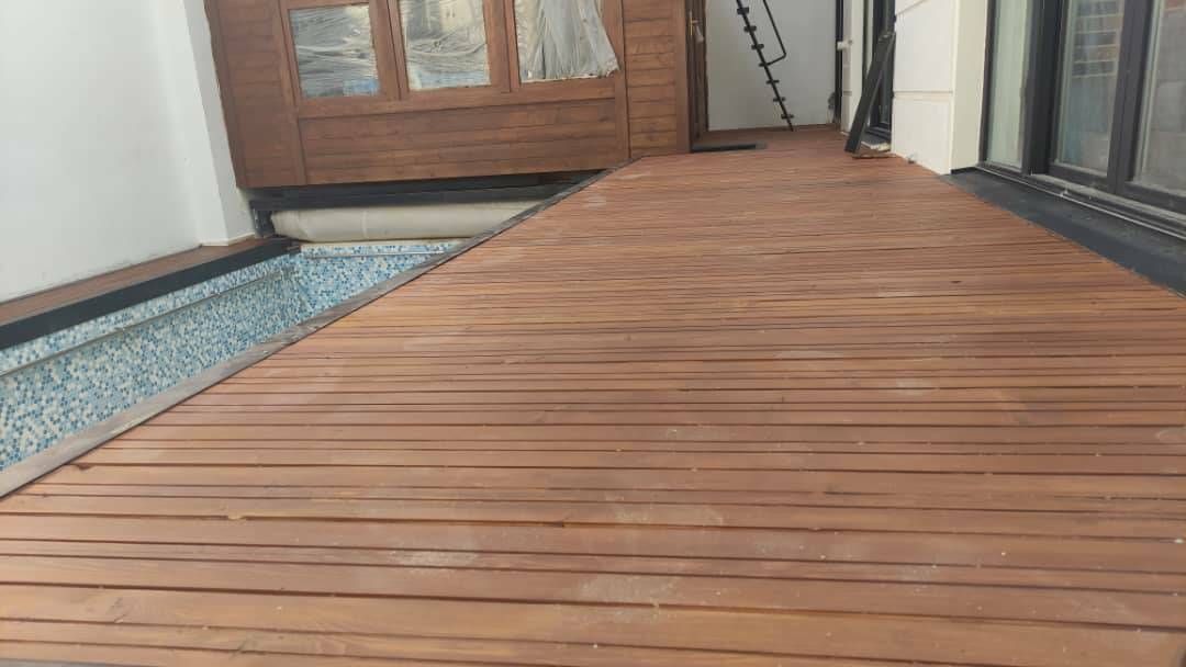 نمای نزدیک از چوب گرین وسل رانکس تهران با بافت طبیعی-مشاغل ممتاز