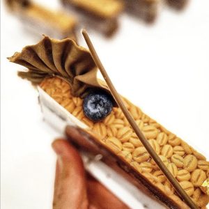 آموزشگاه شیرینی پزی پاری برس در تبریز؛ کلاس تخصصی کیک عروسی حرفه‌ای-مشاغل ممتاز