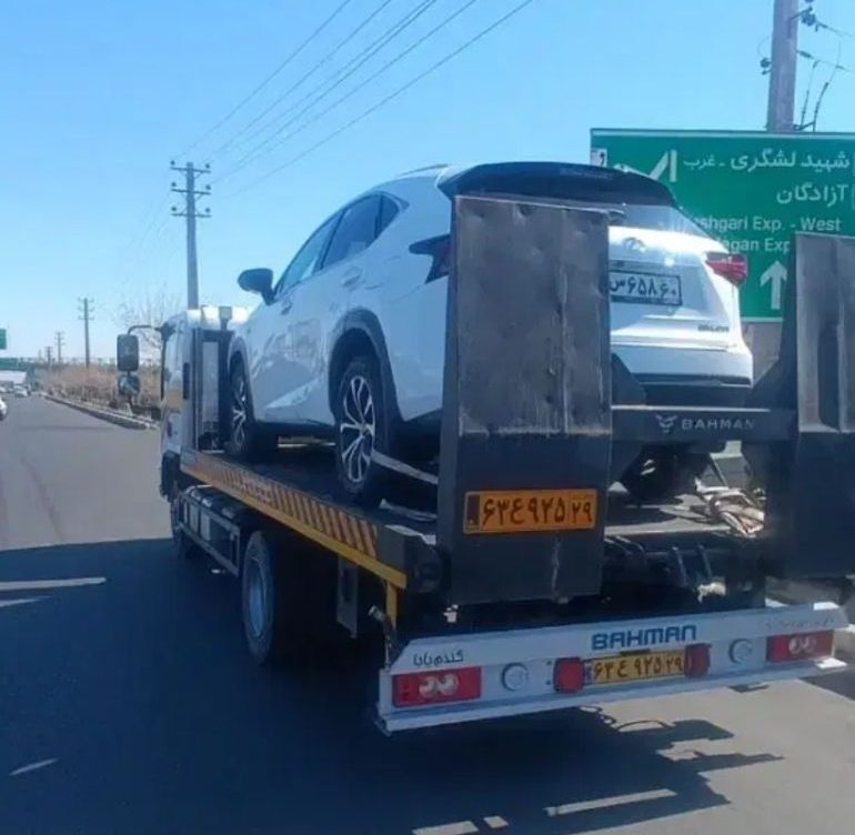 تیم حرفه‌ای خودروبر عظیمی در حال مهار خودرو برای حمل ایمن در بندرعباس