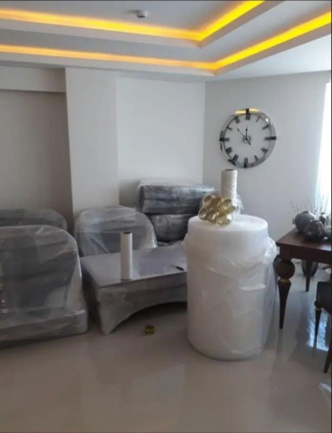کارگران حرفه ای باربری آبان بار در حال جابجایی اثاثیه