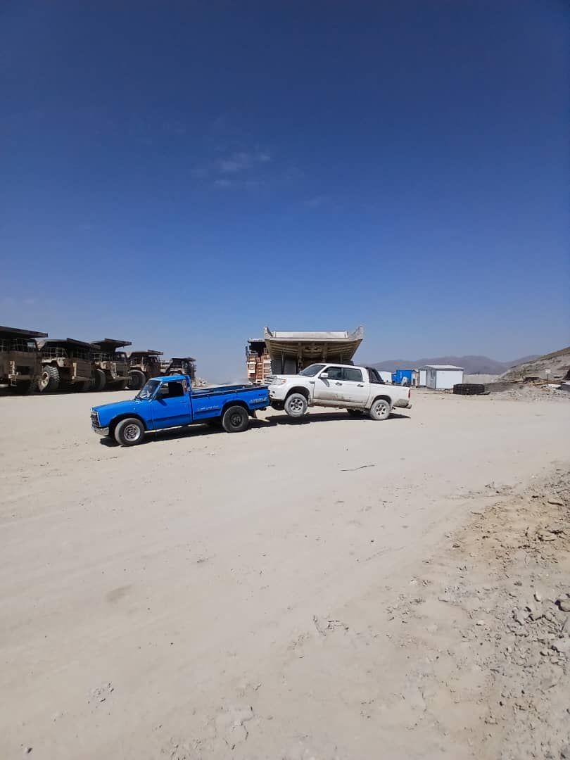حمل خودرو با جرثقیل در جاده ورزقان به اهر در شرایط نامساعد
